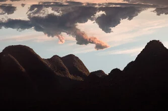 Fotokunst von AJ Schokora: ruhige Berglandschaft mit Wolken und Sonnenuntergang.