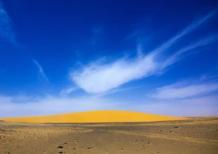 Fotokunst von Eric Lafforgue: Wüstenlandschaft mit Wolken und warmen Farben im Dongola