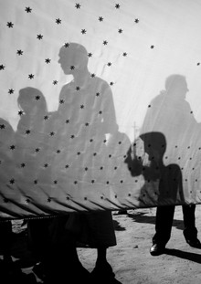 Eric Lafforgue, Women Drying Saris In Maha Kumbh Mela, Allahabad, India (Angola, Afrika)