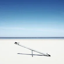 Fotokunst von Manuela Deigert: Strandwippe am Nordseestrand unter blauem Himmel