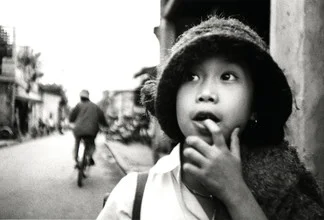 Fotokunst: kleines Mädchen in Vietnam mit Hut und lächelndem Gesicht.