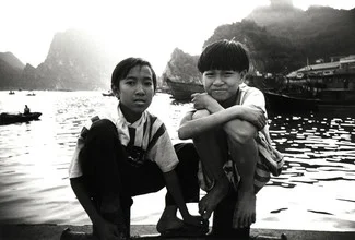 Fotokunst von Jacqy Gantenbrink: zwei Jungen sitzen entspannt in Vietnam.