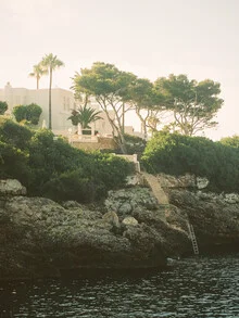 Ruhevolle Fotokunst von Fabian Heigel: Sonnenaufgang über dem Wasser in Spanien.