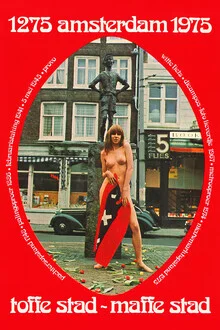 Wandbild einer lebhaften Stadtlandschaft mit bunten Gebäuden und geschäftigen Straßen.