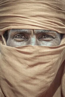 Portrait eines Tuareg mit traditioneller Kleidung, sanfte Farben und ruhige Ausstrahlung.