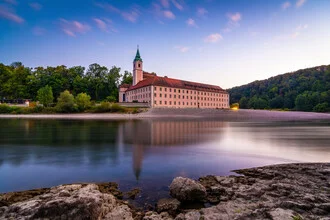 Fotokunst von Martin Wasilewski: Kloster in Kelheim bei Dämmerung am Ufer der Donau