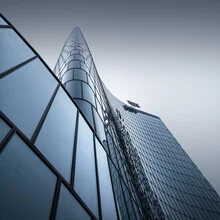 Fotokunst von Ronny Behnert: modernes Gebäude mit klaren Linien und blauer Farbgebung