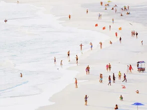 Photo art by Thiago Quiuque: a carefree day at the beach with gentle waves.