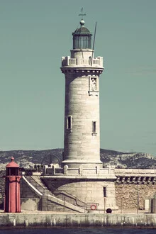 Fotokunst von Michael Belhadi: Leuchtturm am Mittelmeer in Marseille unter klarem Himmel