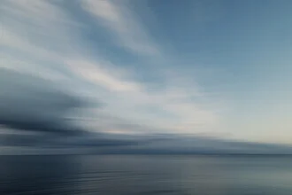 Blurred photo of the Baltic Sea by Nadja Jacke, gentle colors and calm atmosphere.