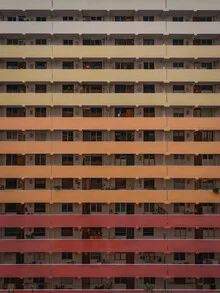 Fotokunst von Luca Talarico: farbenfroher Regenbogen über der Stadt Singapur
