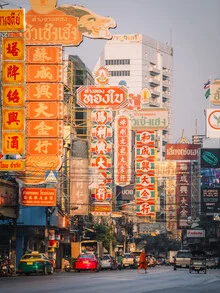 Fotokunst von Luca Talarico: lebendige Farben und Architektur in Bangkok Chinatown