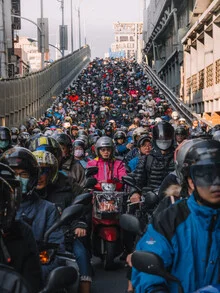 Fotokunst von Luca Talarico: Menschen auf Scootern in einer lebhaften Stadtlandschaft.