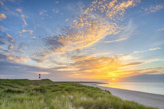 Fotokunst von Michael Valjak: Sonnenuntergang über den Dünen von Sylt.