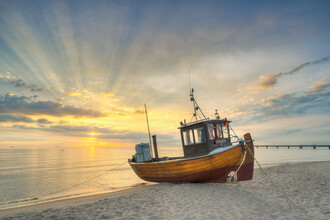Michael Valjak, Fischerboot am Strand auf Usedom