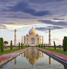 Fotokunst von Markus Schieder: Das Taj Mahal spiegelt sich in ruhigem Wasser.