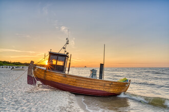 Michael Valjak, Fischerboot am Strand auf Usedom bei Sonnenuntergang (Deutschland, Europa)