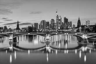 Michael Valjak, Frankfurt am Abend schwarz-weiß