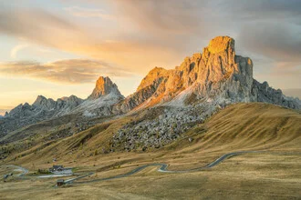 Fotokunst von Michael Valjak: sanftes Alpenglühen am Passo di Giau in den Dolomiten