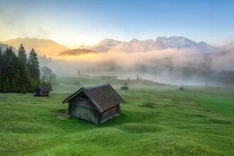 Wunderschöner Nebel über dem Geroldsee in Bayern, friedliche Morgenstimmung.