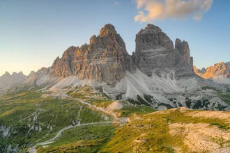 Fotokunst von Michael Valjak: Drei Zinnen unter klarem Himmel in den Dolomiten