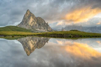 Fotokunst von Michael Valjak: Monte Gusela mit Reflexion im Teich bei Sonnenaufgang