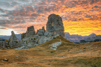 Michael Valjak, Cinque Torri in den Dolomiten bei Sonnenaufgang (Italien, Europa)