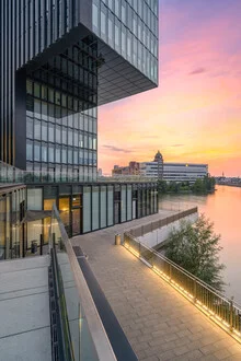 Abendstimmung im Düsseldorfer Medienhafen, ruhige Farben und moderne Architektur.