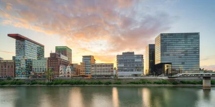Wunderschöner Sonnenuntergang über dem Medienhafen in Düsseldorf