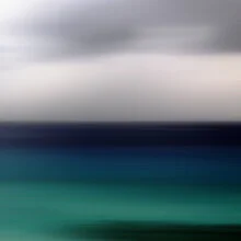 Fotokunst von Steffi Louis: sanfte Wellen und ein grüner Horizont am Mittelmeer