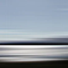 Fotokunst von Steffi Louis: meditativer Blick auf silberne Wasseroberfläche am Horizont