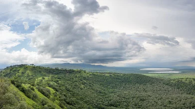 Panoramaaufnahme des Queen Elisabeth Nationalparks in Uganda mit grünem See und Wolken