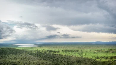 Panoramaaufnahme des Queen Elisabeth Nationalparks mit See und Bäumen in Uganda.