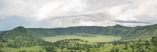 Dennis Wehrmann, Panorama caldera landscape Queen Elisabeth National Park Uganda - Uganda, Afrika)