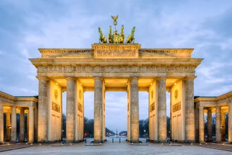 Fotokunst von Michael Valjak: Brandenburger Tor bei Nacht, sanfte Beleuchtung und ruhige Atmosphäre.