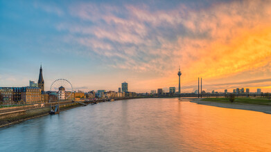 Michael Valjak, Düsseldorf Skyline bei Sonnenuntergang (Deutschland, Europa)