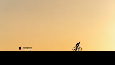 Fotokunst von Michael Valjak: minimalistische Darstellung eines Fahrradfahrers auf einer Bank