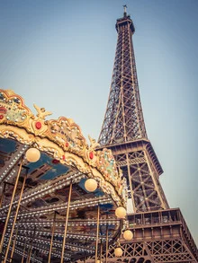 Karussell am Eiffelturm 1 - fotokunst von Johann Oswald