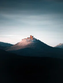 Fotokunst von Jan Pallmer: Reichsburg Trifels eingebettet im Winterzauber