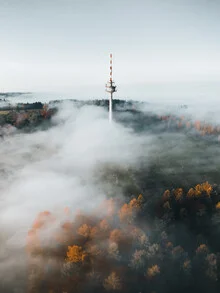 Fotokunst von Jan Pallmer: Sendeturm im Nebel zwischen Bäumen