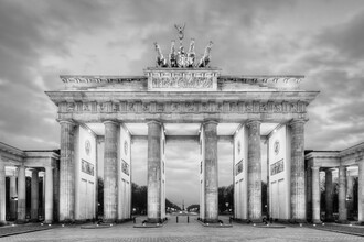 Michael Valjak, Brandenburg Gate in Berlin in black and white (Germany, Europe)