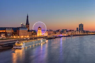 Fotokunst von Michael Valjak: Blick auf die Altstadt von Düsseldorf zur Dämmerung