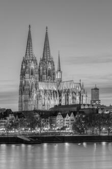 Michael Valjak, Cologne Cathedral in black and white in the evening (Germany, Europe)