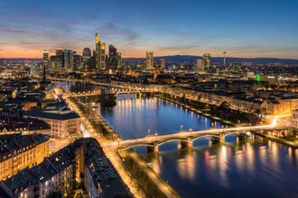 Fotokunst von Michael Valjak: Skyline von Frankfurt am Main nach Sonnenuntergang.