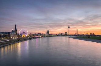 Fotokunst von Michael Valjak: Düsseldorfer Skyline mit Rheinturm und Brücken bei Sonnenuntergang