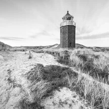 Fotokunst von Ronny Behnert: Quermarkenfeuer auf Sylt in sanften Schwarzweiß-Tönen.