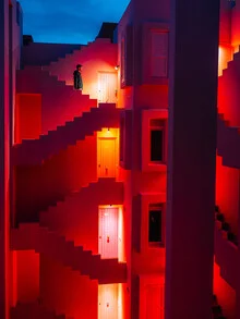 Fotokunst von André Alexander: Treppenhaus von La Muralla Roja in sanften Blautönen.