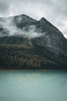 Fotokunst von Thomas Christian Keller: ruhiger Blick auf den türkisfarbenen Lake Louise