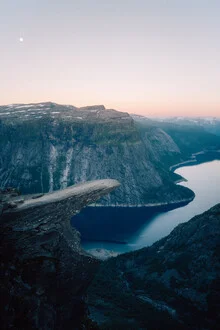 Fotokunst von Thomas Christian Keller: Fjordlandschaft mit Klippen und Wasser