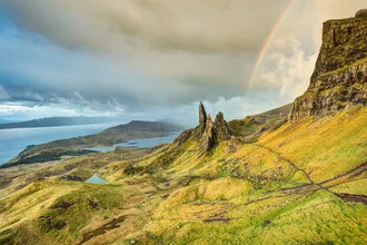 Fotokunst von Michael Valjak: Felsnadel im Morgenlicht auf der Isle of Skye